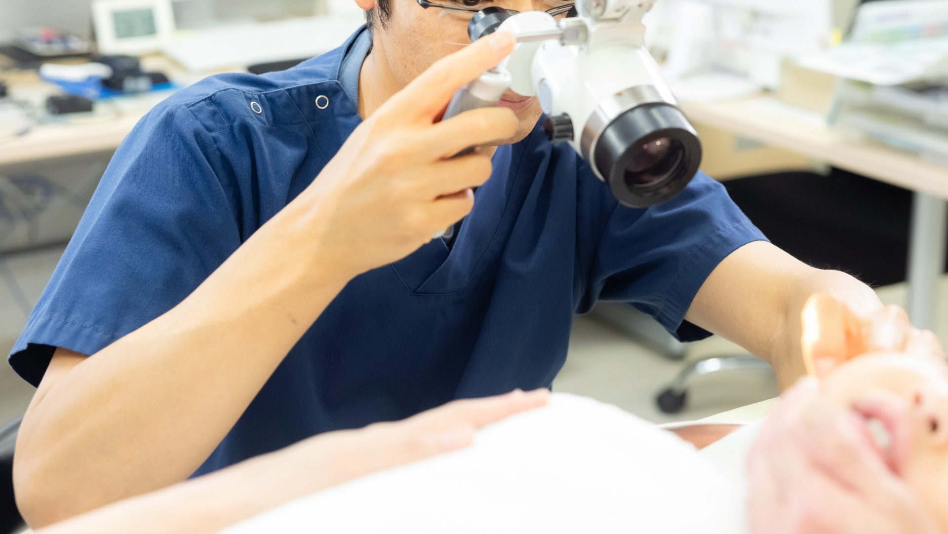 顕微鏡での耳診察の様子